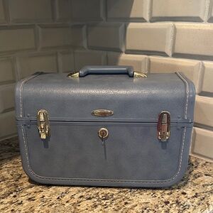 Vintage-Style Blue Taperlite Train Case Bag